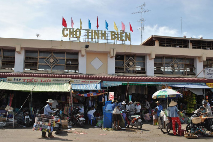 Chợ biên giới Tịnh Biên - An Giang được biết đến là chợ côn trùng độc đáo ở miền Tây với sản phẩm chủ yếu là các loại “hàng độc” như mối chúa, rết, bò cạp, tắc kè, nhện hùm…Ảnh: Quehuong.