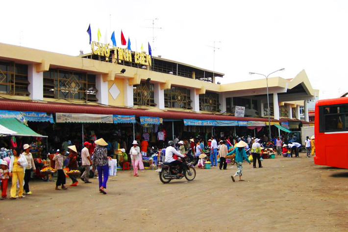 Chợ thường là điểm dừng chân của du khách để ăn uống và mua sắm sau những chuyến du lịch đến Châu Đốc và các vùng lân cận. Ảnh: Gody.