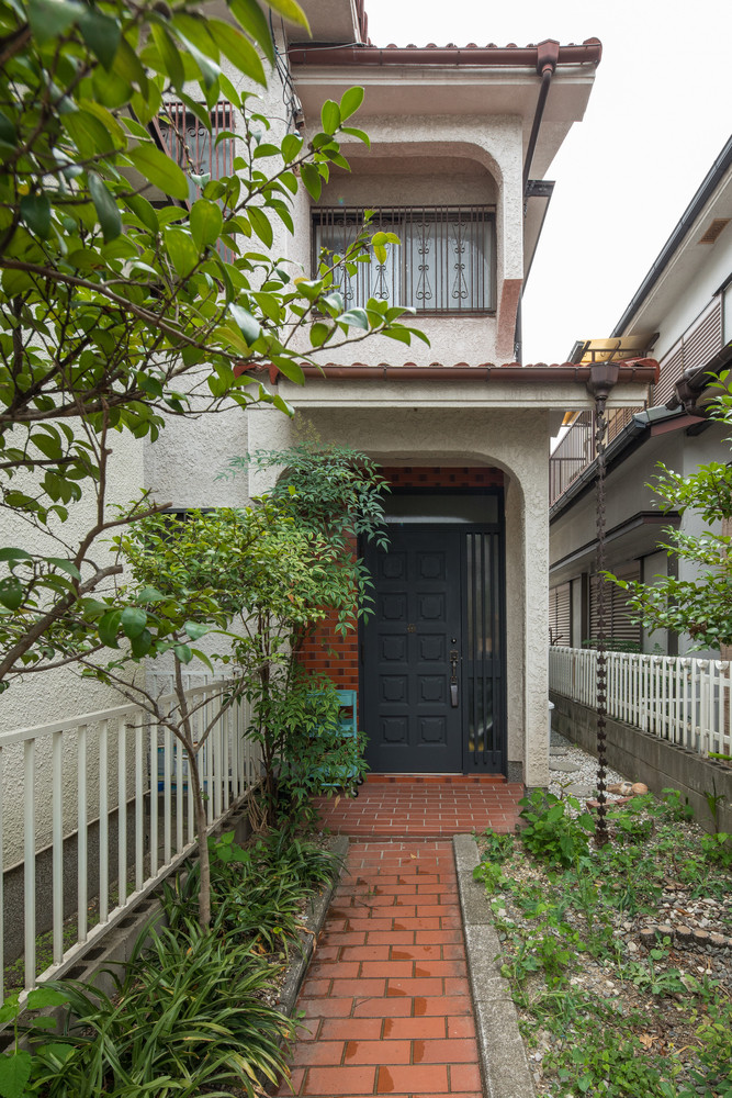 Nằm tại thành phố Siuta (Osaka, Nhật Bản), ngôi nhà khang trang này được cải tạo từ công trình cũ xây năm 1981.