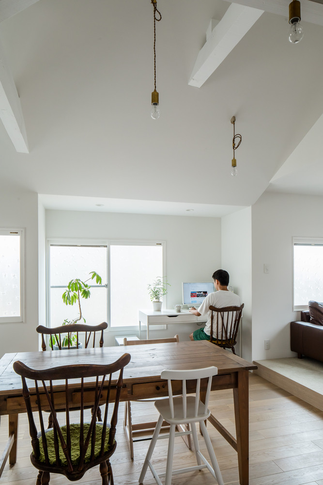 Bàn làm việc bố trí cạnh cửa sổ đầy nắng.