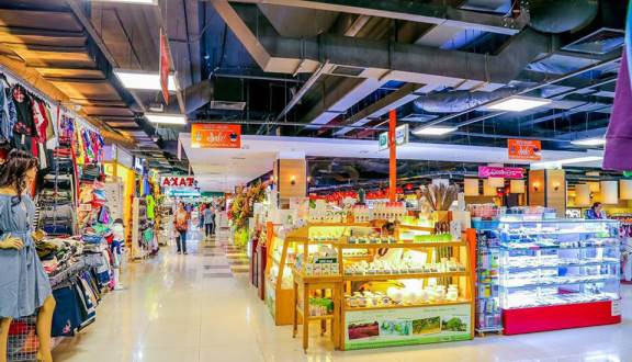 Với tổng diện tích 11.000 m2, Sense Market dành hơn 6.000 m2 làm bãi đậu xe với sức chứa khoảng 150 ôtô và 600 xe máy, 5.000 m2 còn lại dành cho khu chợ ẩm thực và mua sắm. Ảnh: Foody.