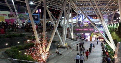 Sense Market được cải tạo từ khu vực hầm giữ xe cũ của sân khấu Sen Hồng nhưng đã xuống cấp trầm trọng. Ảnh: TTXVN.
