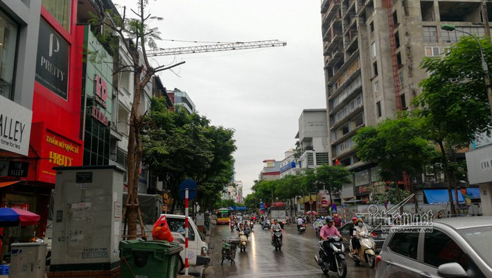 Hà Nội như một đại công trường với các toà nhà cao tầng mọc lên, kéo theo đó là các tay cẩu vươn dài vắt vẻo trên cao khiến người đi đường không khỏi lo lắng. Ghi nhận trên các tuyến phố Hà Nội ngày 28/9, sau tai nạn cướp đi 1 mạng người đi đường trên phố Lê Văn Lương: