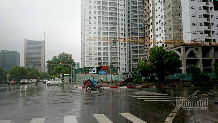 Cần cẩu vươn dài ở đường Nguyễn Chánh