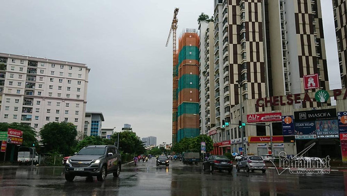 Dày đặc công trình xây dựng ở phố Mạc Thái Tổ (quận Cầu Giấy)