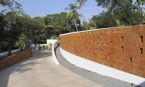 Đá ong thường được dùng làm tường rào đẹp mắt cho biệt thự, nhà phố hiện đại. Ảnh: Happynest.