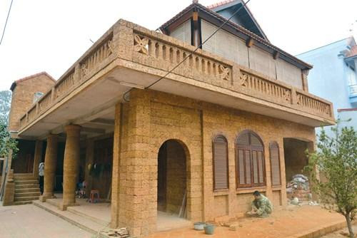 Bề mặt mang nét thô mộc tự nhiên, đá ong phù hợp với những gia chủ yêu thích sự cổ điển hay kiến trúc đặc trưng của làng quê Việt. Ảnh: Baoxaydung.