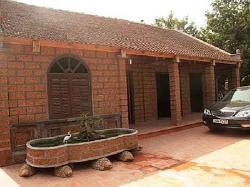 Gạch đá ong được sử dụng sáng tạo khi trang trí tiểu cảnh sân vườn. Ảnh: Gachxaynha.