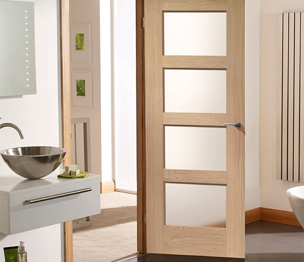 Cửa gỗ 1 cánh khung gỗ gắn kính mang đến nét đẹp trẻ trung, tinh tế.