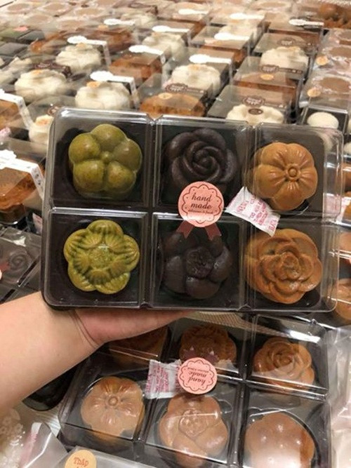 Bánh trung thu handmade được nhiều khách hàng lựa chọn bởi không chứa chất bảo quản, có thể tự ý lựa chọn loại nhân, vỏ mỏng hay dày, kiểu dáng khuôn, đóng gói đẹp mắt…Ảnh: FB Heo Mập.