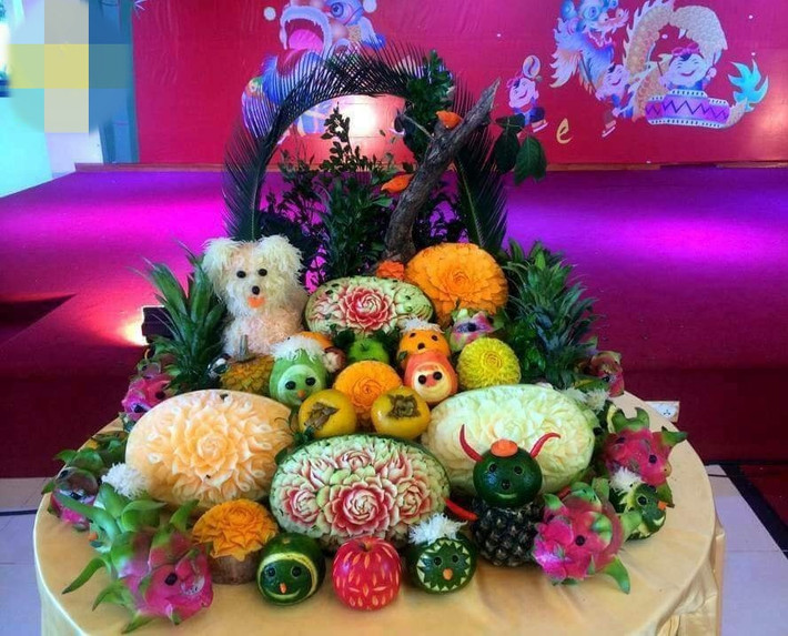 Mỗi mâm cỗ có giá khác nhau, từ vài trăm đến vài triệu đồng, tùy thuộc vào nhu cầu của khách hàng. Tuy nhiên, dịch vụ này sẽ mang lại nguồn thu lớn bởi thực tế với các mâm cỗ, nguyên liệu sẽ chỉ chiếm 20-30% giá bán, còn lại là ở công cắt tỉa. Ảnh: Anh Tuấn Carving.