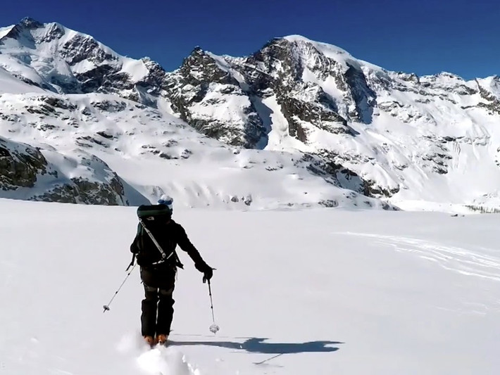 Chủ nhân có thể ra vào bằng thang máy riêng, di chuyển tới các sườn núi của dãy Alps Thụy Sĩ.