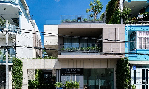 Nằm trong khu dân cư ở quận 6 (TP HCM), ngôi nhà với những hình khối đơn giản nhưng chú trọng vào không gian liên kết giữa trong nhà và thiên nhiên bên ngoài.