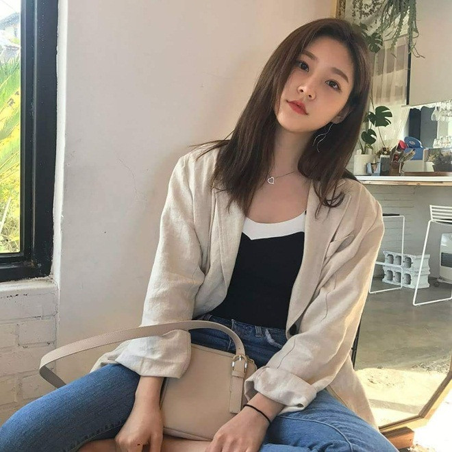Vài năm gần đây, sự nghiệp của Kim Sae Ron có vẻ giậm chân tại chỗ khi cô chưa tìm được vai diễn đột phá. Một số tác phẩm của như “Phù thủy trong gương”, “Cô bé nhà bên”… đều không gây được ấn tượng.