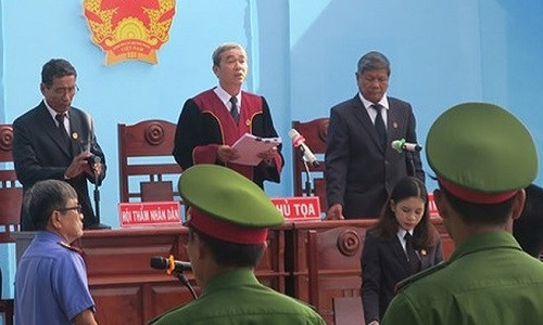 1: 15 đối tượng gây rối trật tự tại Phan Rí lĩnh án: Sáng (26/9), Tòa án nhân dân huyện Bắc Bình, tỉnh Bình Thuận mở Phiên tòa sơ thẩm xét xử 15 đối tượng về tội gây rối trật tự công cộng trên Quốc lộ 1A tại khu vực cầu Nam, thị trấn Phan Rí Thành, huyện Bắc Bình. Phiên tòa được tiến hành công khai tại Trung tâm Giáo dục thường xuyên và Hướng nghiệp huyện Bắc Bình. Trong ảnh, Hội đồng xét xử do thẩm phán Lâm Quốc Tuấn làm chủ tọa.