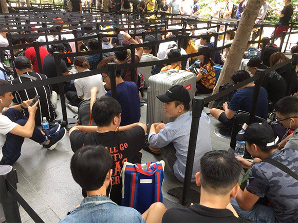 Người đầu tiên xếp hàng là anh Le Than đến từ Việt Nam. Anh bắt đầu xếp hàng chờ mua từ 6h sáng. Anh dự định mua 2 chiếc iPhone XS Max. Ảnh: Soyacincau.
