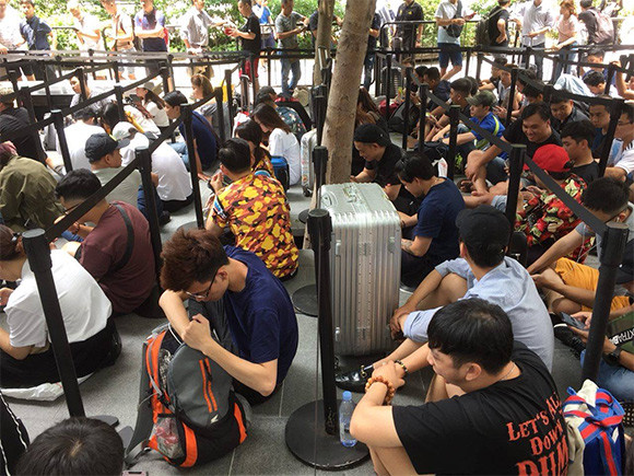 Anh Le Than cho biết xếp hàng chờ mua iPhone mới từ nhiều năm nay và đây là lần đầu tiên được đứng ở vị trí đầu tiên. Em gái của Le Than cũng xếp hàng ngay phía sau anh với hy vọng mua được 2 chiếc iPhone XS Max. Ảnh: Soyacincau.