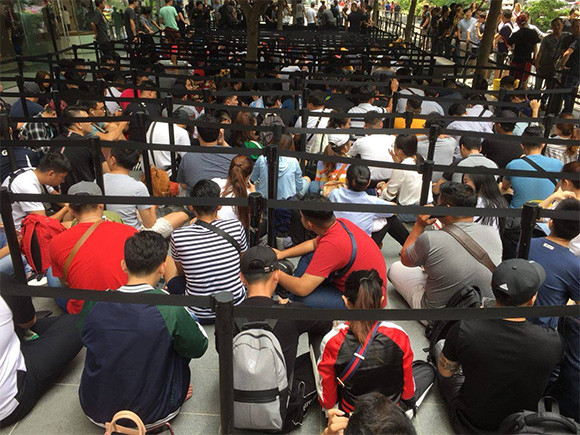 12h trưa ngày 20/9, có khoảng 250 người đã xếp bên ngoài Apple Store tại Singapore. Ảnh: Soyacincau.
