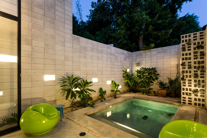 Bể bơi đồng thời là hồ nước điều hòa không khí cho nhà phố. Nguồn ảnh: Archdaily.