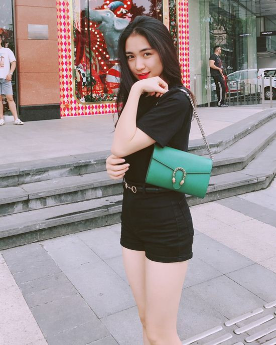 Ngoài ra, người đẹp đặc biệt yêu thích mẫu thắt lưng logo đến từ thương hiệu Salvatore Ferragamo. Dù diện đồ basic nhưng Hòa Minzy lại khá chú ý tới cách mix phụ kiện và thay đổi thường xuyên tạo nên sự mới lạ, đa dạng mỗi khi xuống phố.