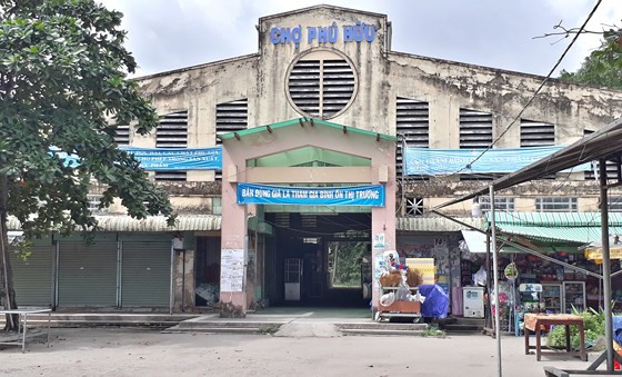 Được xây dựng và đưa vào khai thác cùng thời điểm với chợ Tân Phú, chợ Phú Hữu (quận 9) cũng rơi vào cảnh bỏ hoang hơn chục năm nay. Ảnh: Sggp.