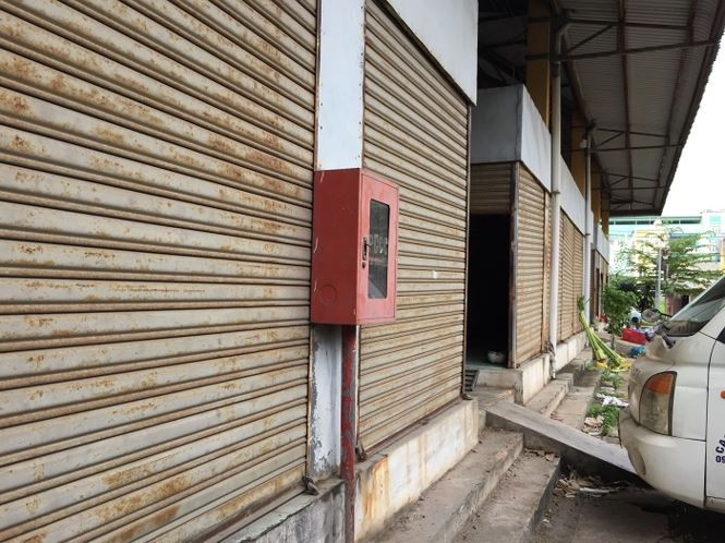 Hệ thống thoát nước xung quanh bị hư hỏng, hệ thống phóng cháy chữa cháy cũng tê liệt. Ảnh: Tiền Phong.