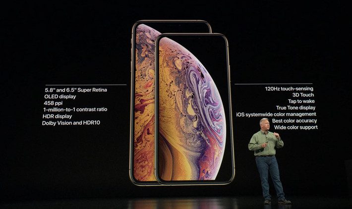 Ngoại hình của bộ đôi iPhone Xs và Xs Max không có sự khác biệt so với iPhone X. Vẫn là thiết kế “tai thỏ” phía trên màn hình, sử dụng khung thép không rỉ, mặt lưng kính.