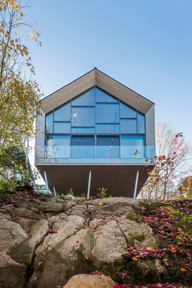 Nằm trong vùng nông thôn miền núi Laurentians, thuộc tỉnh Quebec (Canada), ngôi nhà như một minh chứng cho sức sáng tạo của các kiến trúc sư.
