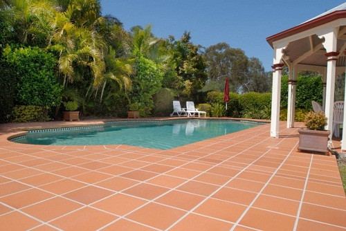 Gạch đỏ lát sân vườn và lối đi là mẫu gạch phổ biến tại các vùng nông thôn Việt Nam. Thời gian gần đây, gạch đỏ trở thành xu hướng được ưa chuộng trong biệt thự vườn và nhà phố. Ảnh: Tuvangachoplat.