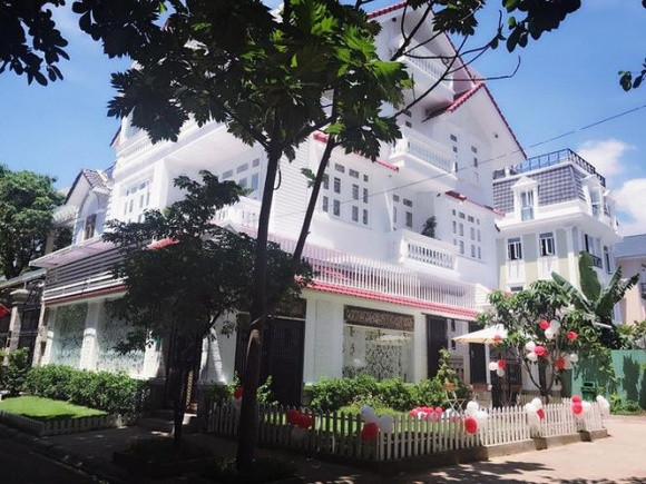 Biệt thự nằm ngay mặt tiền một trong những con đường đắt đỏ nhất quận 1, trị giá khoảng 40 tỷ đồng. Ảnh: Dân Việt.