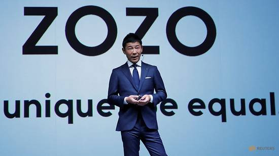 Kinh doanh qua mạng đã đưa Yusaku Maezawa thành tỷ phú ở tuổi 35 và là một trong 20 người trẻ tuổi giàu nhất thế giới. Năm 2018, Yusaku Maezawa giới thiệu thương hiệu thời trang cao cấp may của ZOZO. Ảnh: Channel NewsAsia.