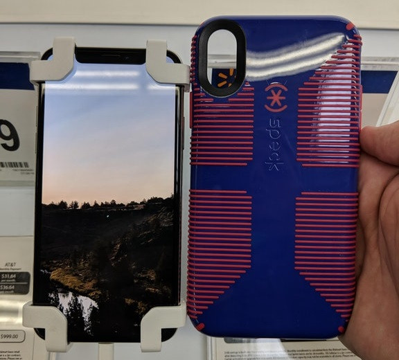 Phiên bản iPhone X kích thước lớn với màn hình OLED 6,5 inch được đồn đoán có tên iPhone Xs Max sẽ có giá bán 1.199 USD. Ảnh: Cnet.