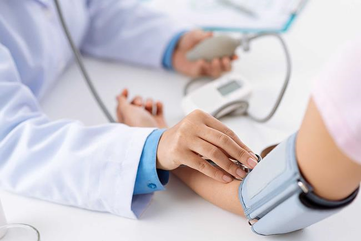 Huyết áp cao nếu không được kiểm soát, điều trị tốt sẽ gây biến chứng suy thận. Đầu tiên sẽ gây ra tiểu đạm (đạm niệu), sau đó sẽ gây ra suy thận.
