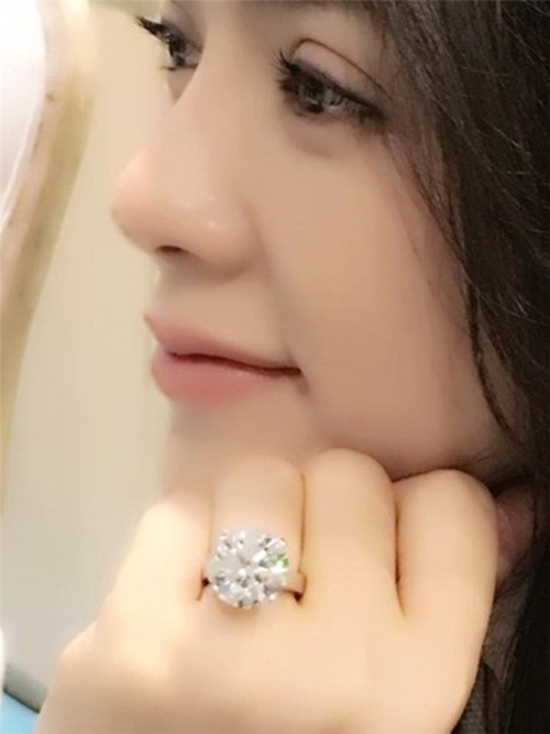 Riêng chiếc nhẫn này của Lý Nhã Kỳ có giá trị khoảng 5 triệu USD (tương đương 100 tỷ đồng). Ảnh: Bestie.