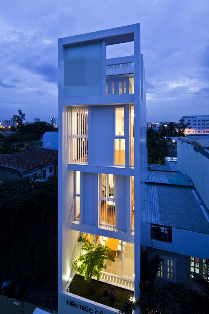 Thiết kế theo kiến trúc nhà ống, công trình ấn tượng với mặt tiền độc đáo. Ảnh: Archdaily.