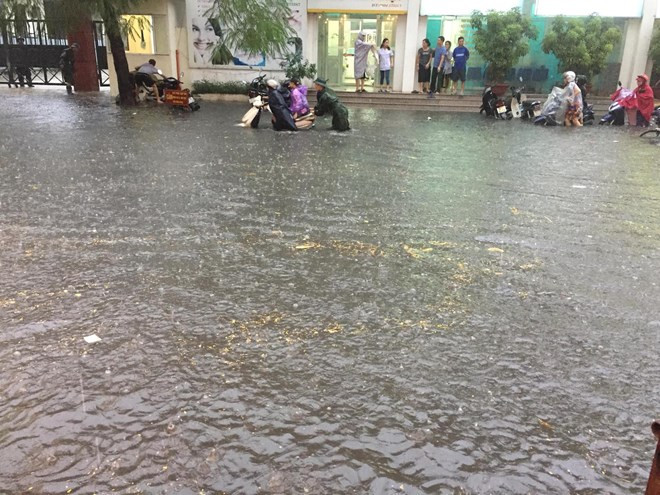 Khu vực chợ Nhà Xanh, Cầu Giấy đã biến thành biển nước. (Ảnh: PV/Vietnam+)