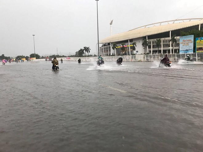 Khu vực Sân vận động Quốc gia Mỹ Đình thành 'biển' sau cơn mưa lớn bất chợt. (Ảnh: PV/Vietnam+)