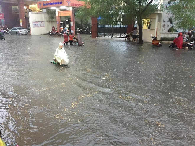 Mực nước cao đến 50-60cm. (Ảnh: PV/Vietnam+)