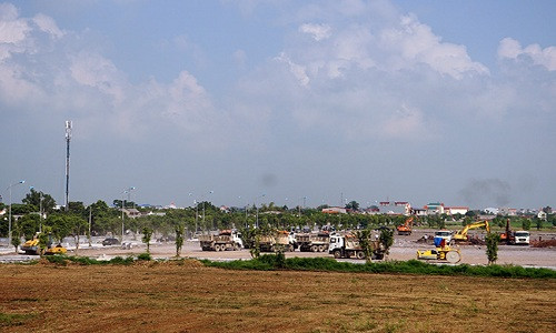 Trong hai ngày 21 và 22.9, công tác chuẩn bị mặt bằng ở xã Quang Thiện (huyện Kim Sơn, tỉnh Ninh Bình), quê hương Chủ tịch nước Trần Đại Quang đang được gấp rút diễn ra để chuẩn bị lễ tang.