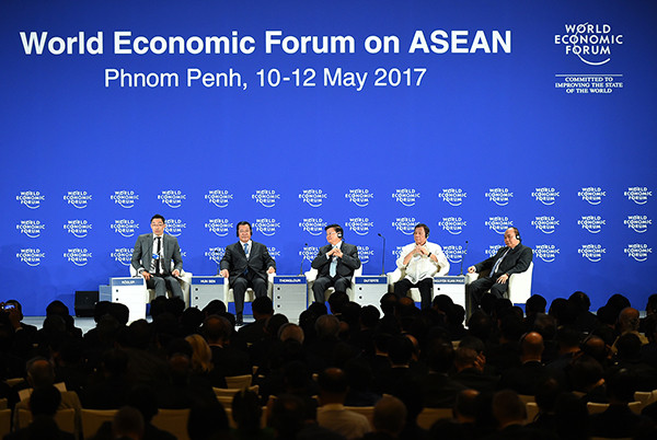 Đứng trước những cơ hội và thách thức, các nước ASEAN cần đặt ra các ưu tiên chính sách của mình nhưng trên cơ sở lăng kính của cả khối. Vì vậy, Thủ tướng Nguyễn Xuân Phúc đề xuất xây dựng các Quy tắc của ASEAN về hợp tác chia sẻ dữ liệu nhằm điều chỉnh cách thức và điều kiện để dữ liệu có thể được chia sẻ và sử dụng hiệu quả. Ảnh: VGP.