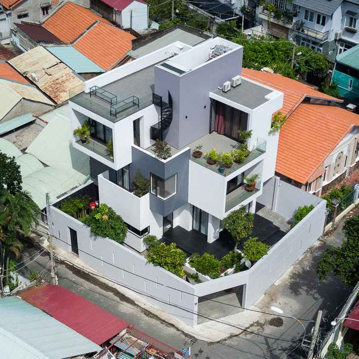 Nằm ở vị trí ngã 3 đặc biệt tại quận 9 (TP HCM), thiết kế của Hồ Chương House ấn tượng với kiến trúc nhà xếp chồng thú vị. Ảnh: Quang Trần.