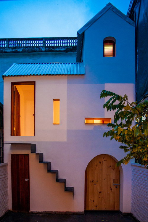 Tầng 2 của ngôi nhà có thiết kế giống như hình dáng của một ngôi nhà nhỏ. Ảnh: Archdaily.