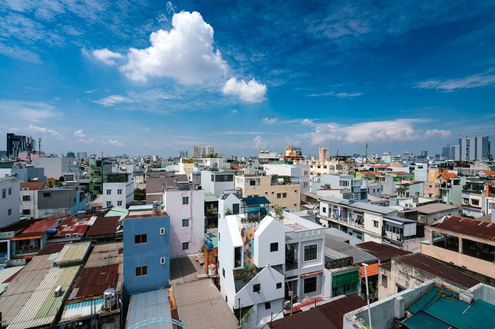 Tọa lạc tại quận 10 (TP HCM), Small House 2 thu hút bởi kiến trúc nhà xếp chồng lên nhau vô cùng sáng tạo. Ảnh: Quangdam.