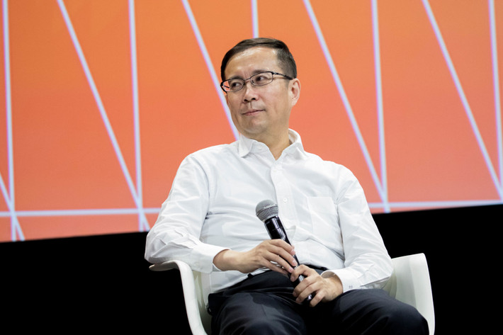 Daniel Zhang nổi tiếng vì đã khởi xướng lễ hội mua sắm "Double 11" hay còn gọi là Ngày lễ độc thân, mang về 50 triệu Nhân dân tệ trong năm đầu tiên (2009) và mới nhất là 168 tỷ Nhân dân tệ (25 tỷ USD) năm 2017. Ảnh: Goalcast.