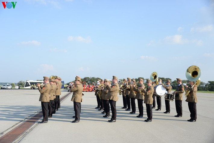 Đội quân nhạc Hungary trình diễn tại sân bay.