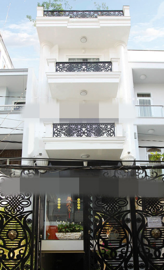 Lấy ý tưởng từ kiến trúc Pháp, công trình đã kết hợp tinh tế giữa nhà phố hiện đại và các yếu tố cổ điển xóa bỏ lối mòn trong thiết kế với các chi tiết trang trí cách tân không quá cầu kỳ. Ảnh: Cbs.