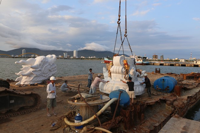 Để lắp đặt Cá chép hóa rồng, hàng chục nghệ nhân đã cùng tham gia lên phương án di chuyển từ làng đá Non Nước về Bến du thuyền bằng cả đường bộ lẫn đường thủy, huy động 3 container và xà lan cùng cần cẩu lớn.