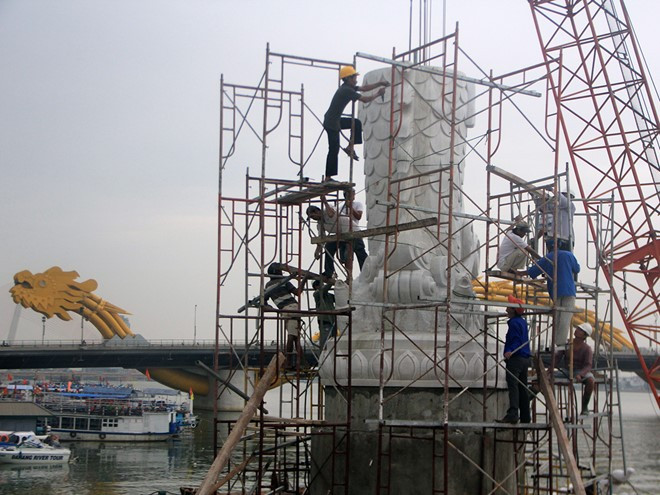Công trình được thiết kế hướng ra mặt sông, phần khối đế cao 4.3 mét ghép từ các phiến đá chẻ. Đặt trên khối đế vững chắc là tượng cá chép đang vươn mình hóa rồng trên sóng nước. Tượng cao 7,5 mét, đúc từ 5 khối đá cẩm thạch trắng tự nhiên - một trong những loại đá quý, chất lượng cao, đường vân đẹp mắt với khối lượng gần 200 tấn. Chỉ riêng phần đầu rồng đã có khối lượng lên đến hàng chục tấn.