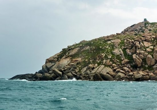"Thiên đường sung sướng" biển Hòn Câu. Biển Hòn Câu (Diễn Châu - Nghệ An) thu hút du khách không chỉ bởi vẻ hoang sơ mà còn nhờ các dịch vụ "sung sướng" ngầm. Gần chục năm trở lại đây, tệ nạn mại dâm trá hình ở biển Hòn Câu diễn ra phức tạp, đến nỗi chỉ nhắc đến tên vùng biển này là người ta hình dung ra ngay cảnh một dãy các nhà trọ, ki-ốt "thiên đường sung sướng" mọc lên nhan nhản ở đây.
