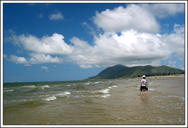 "Chợ mại dâm nhộn nhịp" ở bãi biển Xuân Thành - Hà Tĩnh. Bãi biển Xuân Thành (xã Xuân Thành, huyện Nghi Xuân, Hà Tĩnh) cách TP.Vinh (Nghệ An) khoảng 15km về phía đông, cách TP Hà Tĩnh khoảng 40km về phía bắc. Tại khu du lịch biển này, gái mại dâm chào mời, chèo kéo khách ngay trên bờ biển. Vào mùa đông, gái bán dâm ở đây còn đông hơn khách du lịch.
